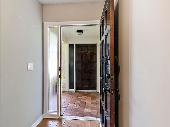 4th image of 216 33rd Ave S