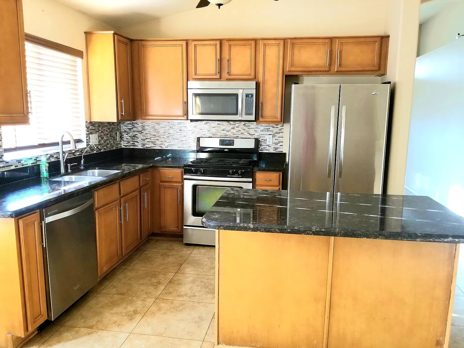 3 bed, 1629 sqft, $2,500 — Photo 2