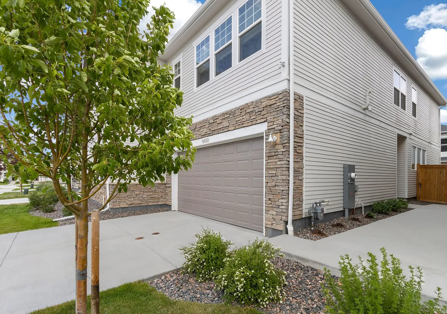 Beautiful Move-In Ready Home w/ AC, Yard, Sprinkler System! — Photo 2