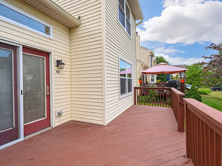 323 Surrey Pl — Photo 35