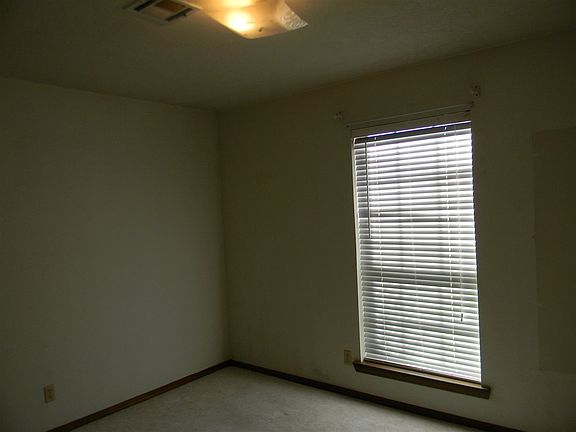 4th image of 921 Daryl Pl
