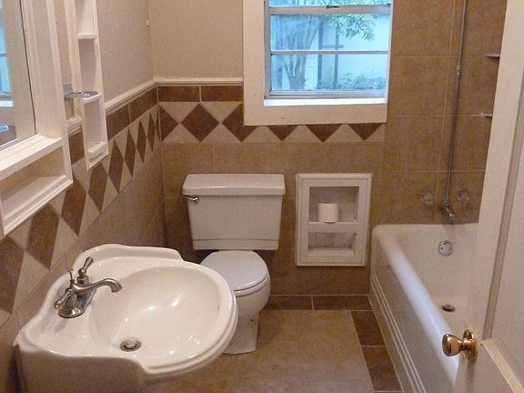 5th image of 1009 W Waggoman St