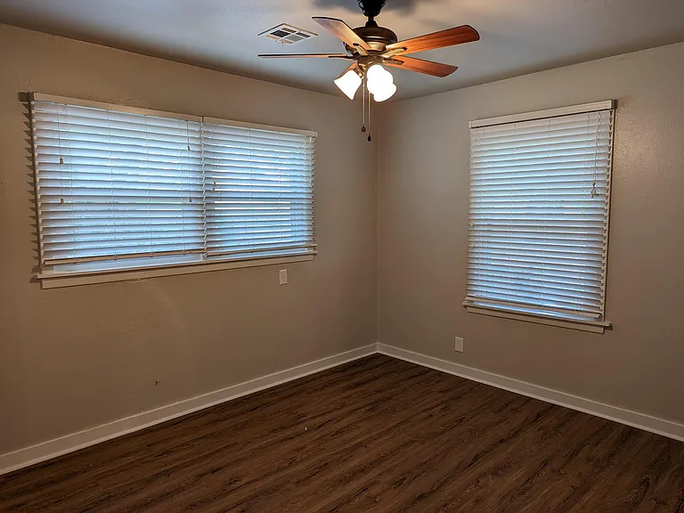 1027 W Apache St — Photo 20