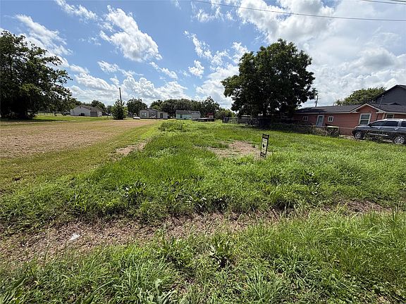 5th image of 2808 Moore Ave
