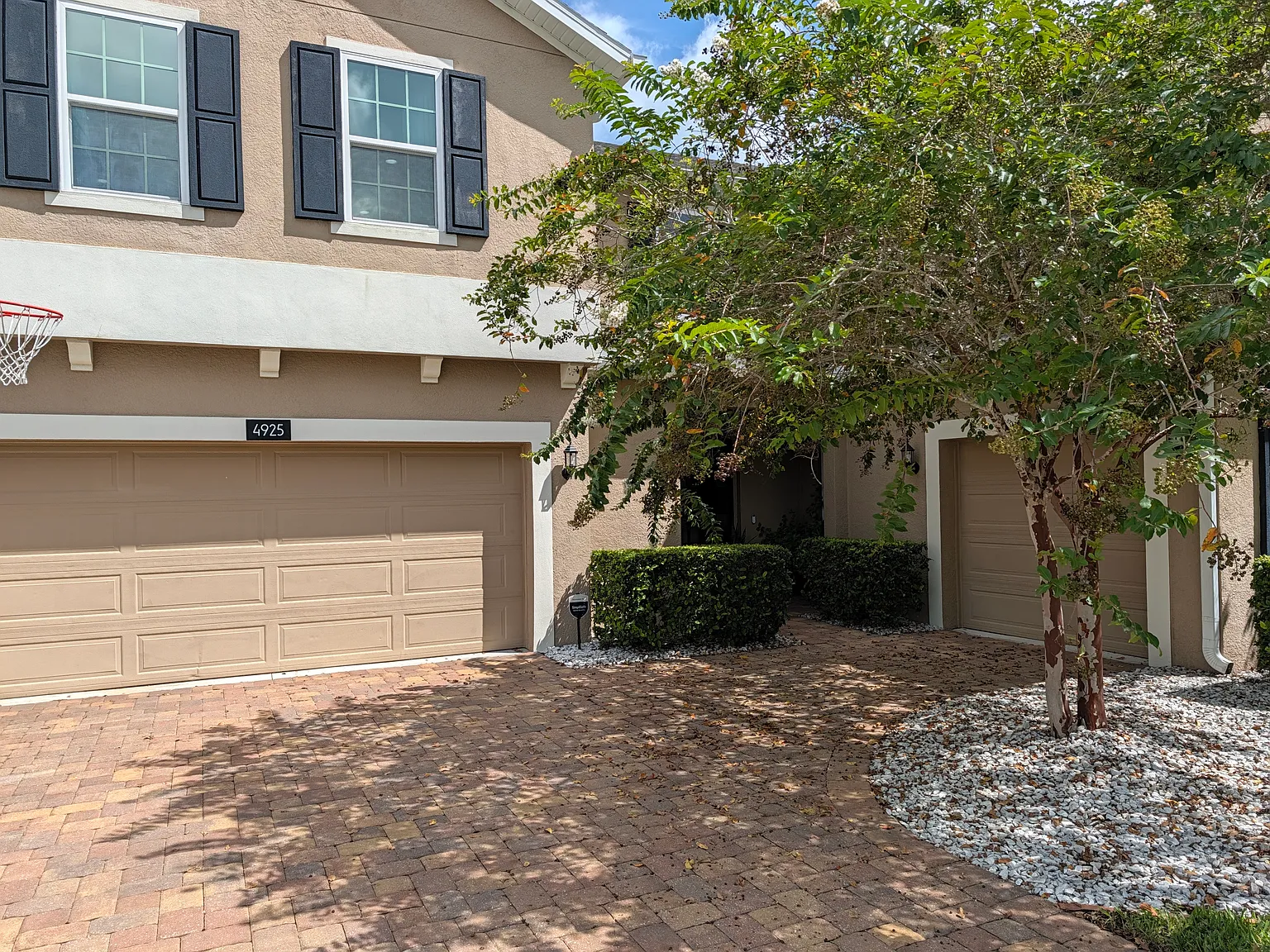 5 bed, 3.5 bath, 4384 sqft, $4,000 — Photo 2