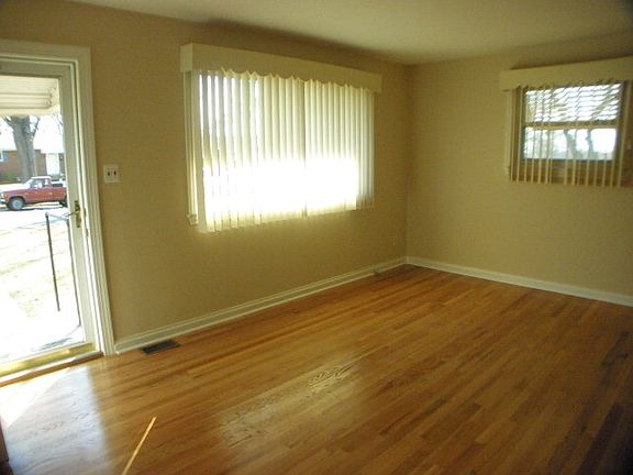 4th image of 140 Meadowbrook Dr