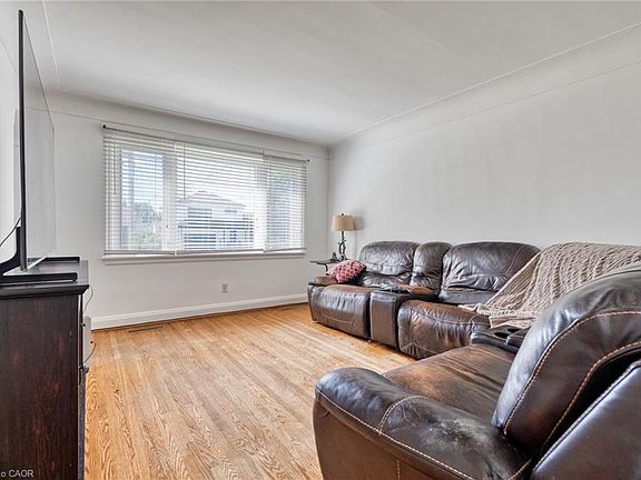 4th image of 27 Delevan Cres