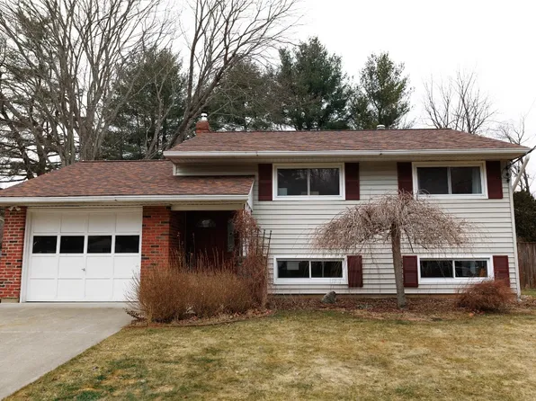 327 Rayelene Dr, Vestal, NY 13850