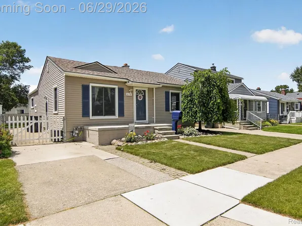 672 8th St, Wyandotte, MI 48192