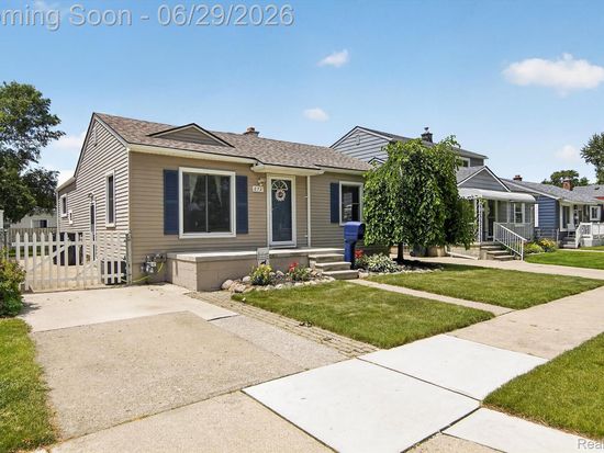672 8th St, Wyandotte, MI 48192