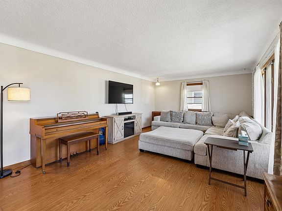 3rd image of 313 SE 9th St