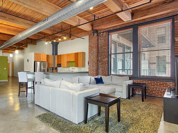 3rd image of 1015 Washington Ave APT 207