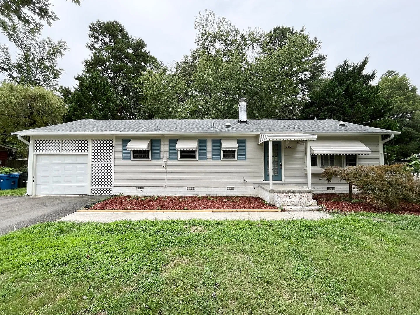 Comfortable 3BD, 1.5BA House with Large Fenced Backyard — Photo 1