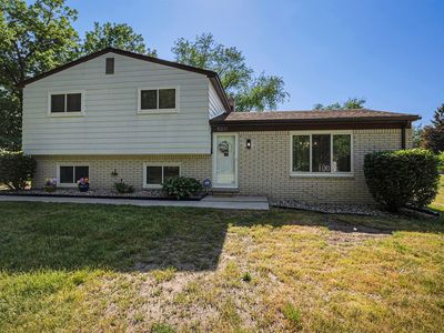 5011 Warmbriar Dr, White Lake, MI, 48383