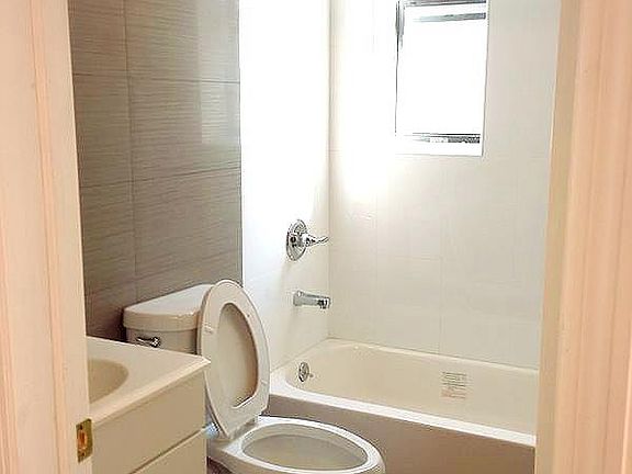 3rd image of 315 Linden St APT 2R
