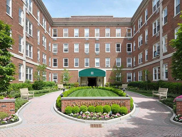 1 bed, 1.0 bath, 844 sqft, $3,900 — Photo 1