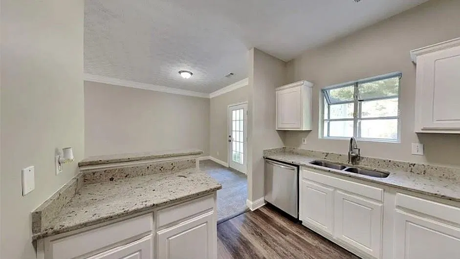 3 bed, 2.5 bath, 1556 sqft, $2,050 — Photo 3