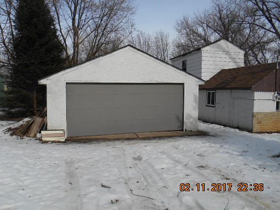 4th image of 555 Bear Ave N