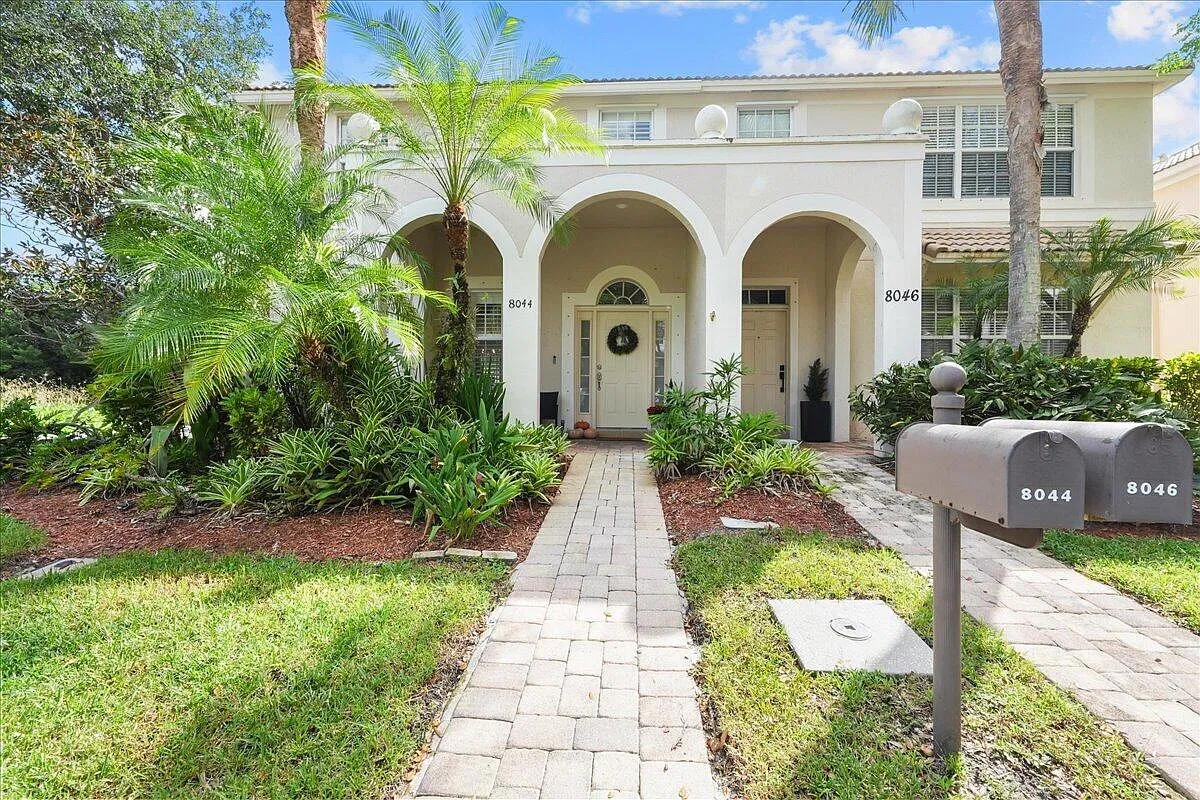 3 bed, 2.5 bath, 1728 sqft, $7,250 — Photo 2