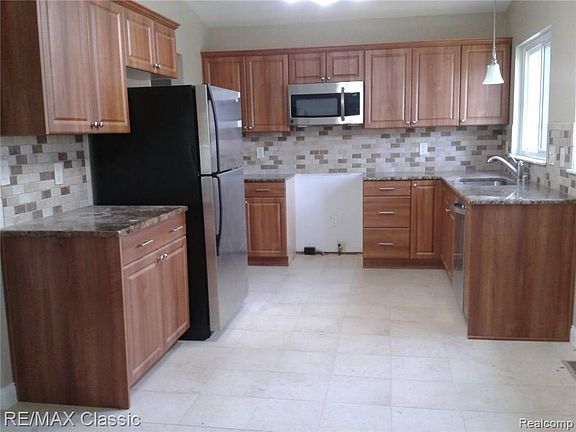 4th image of 8996 Parent St
