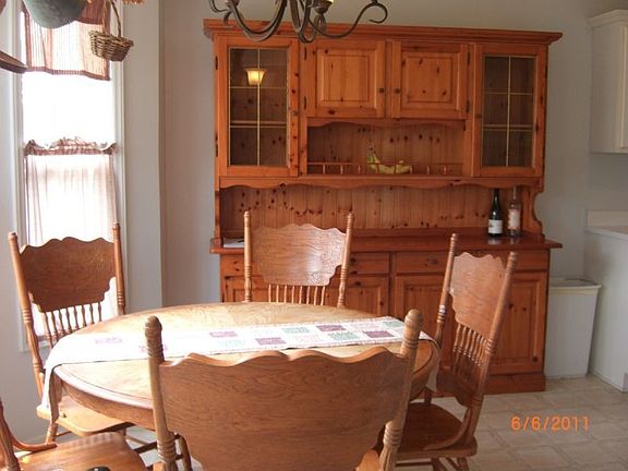 5th image of 111 Somerset Dr