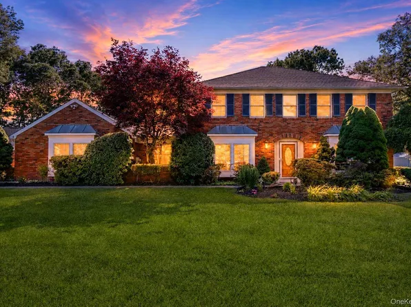 15-17 Park Woods Lane, Kings Park, NY 11754