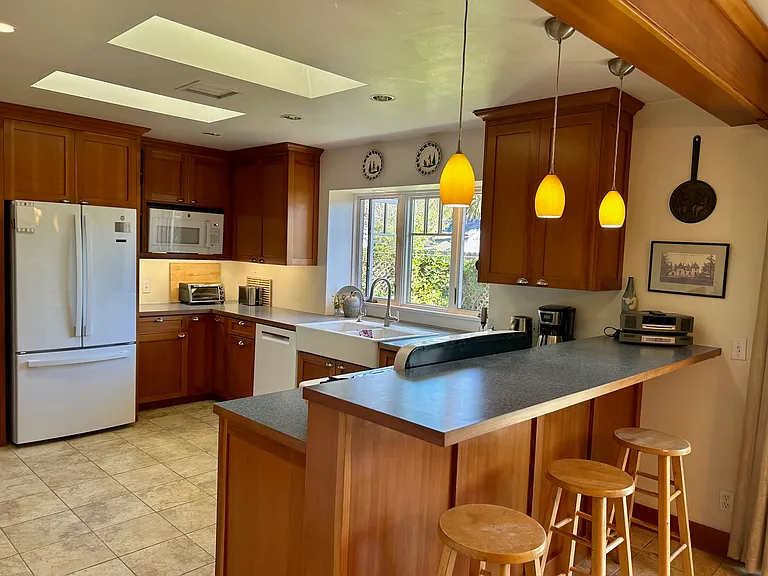 Kitchen w/eat-in bar