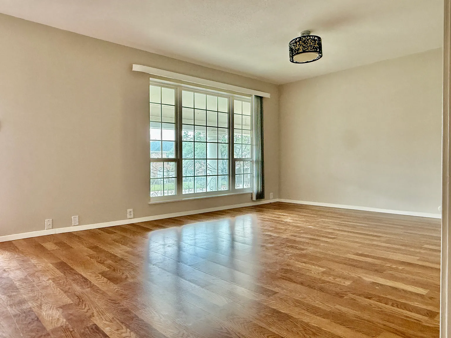 2101 Fountain View Dr — Photo 1