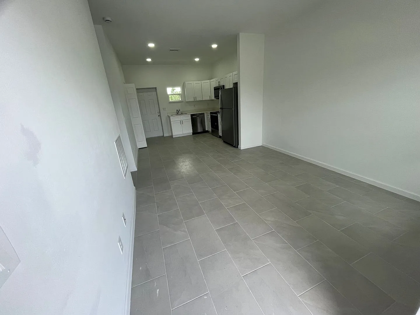 Bright & Modern 2 Bed-1 Bath Pet-Friendly Home in Desirable Lehigh Acres — Photo 2