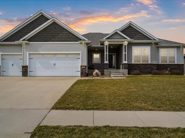 375 Ascot Ln, Robins, IA 52328