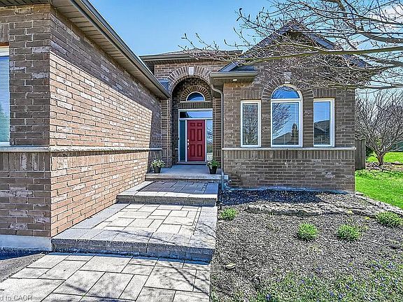 4th image of 19 Lampman Dr