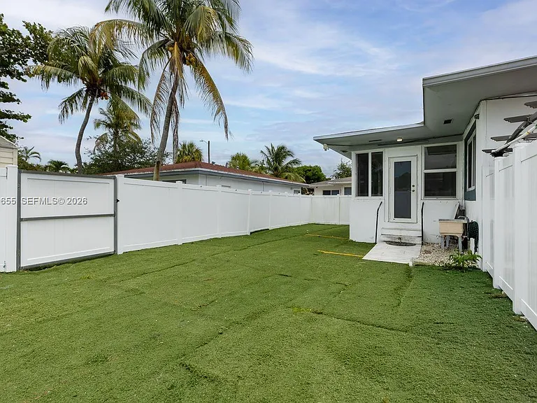 15925 NE 18th Ave — Photo 43
