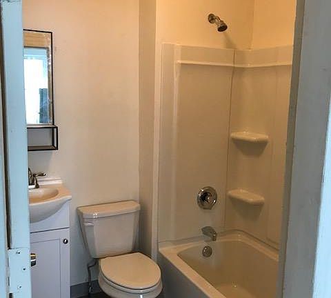 4th image of 2886 Fairfield Ave #2-A