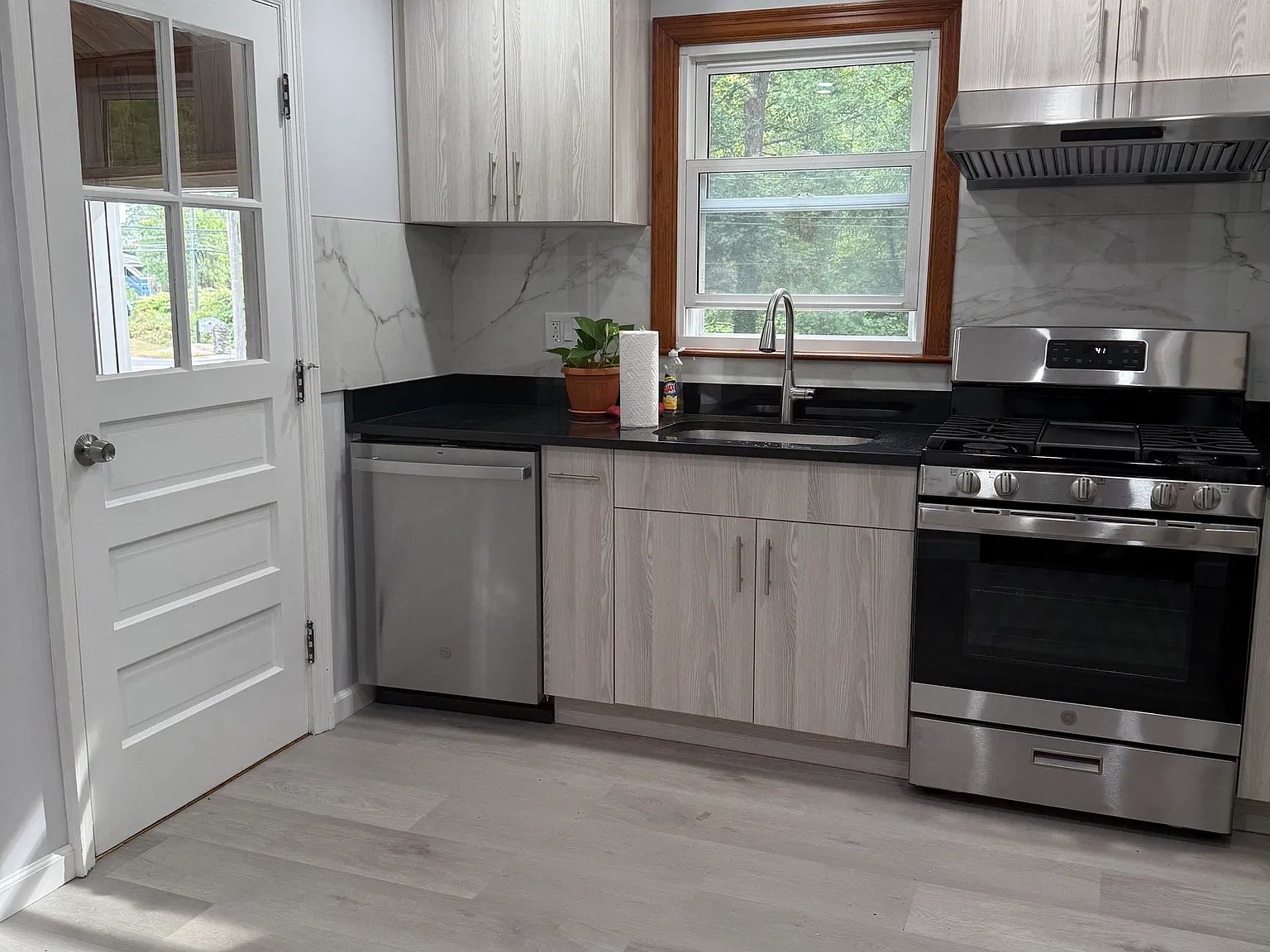 3 bed, 1.0 bath, 864 sqft, $2,900 — Photo 3