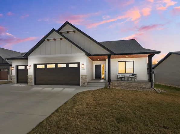 1834 Fox Hill Cir, Brookings, SD 57006