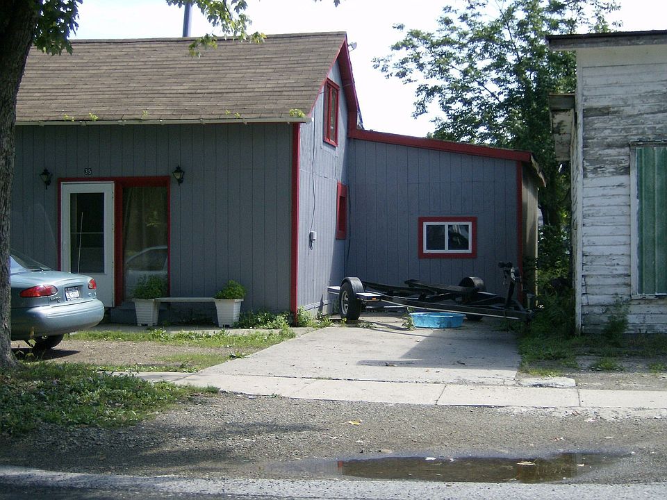2nd image of 35 Center St