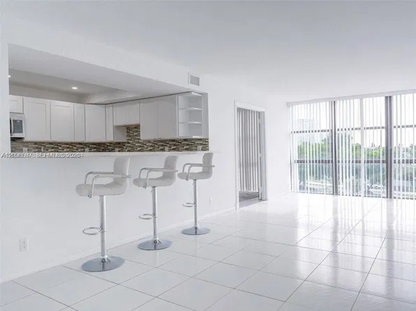 1000 Parkview Dr APT 501, Hallandale, FL 33009