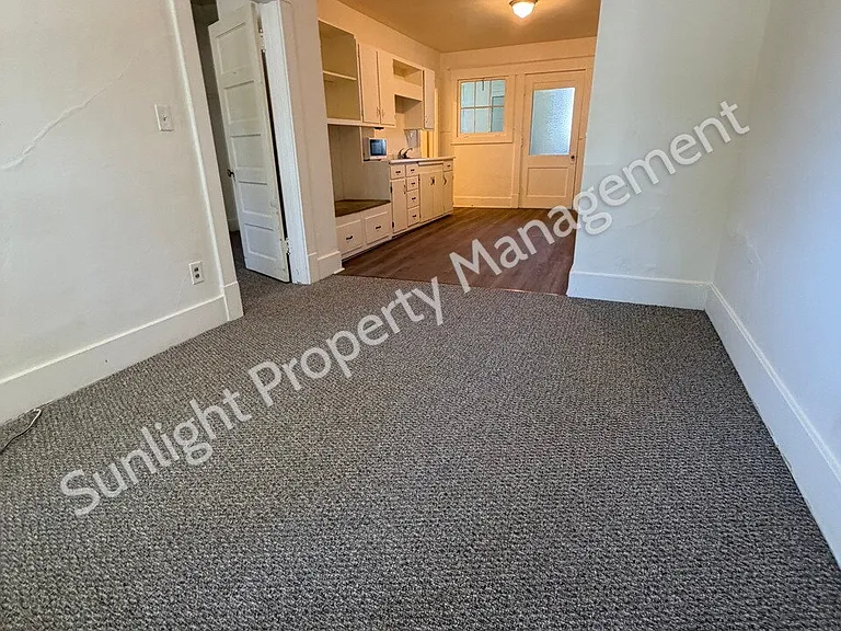903 E 4th St — Photo 2