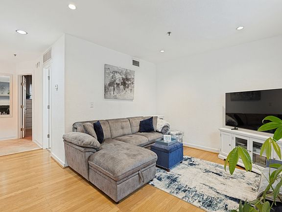 5th image of 3901 Travis St APT 128