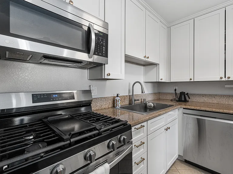 1351 Holly Ave #Q — Photo 9
