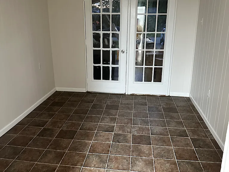 2624 Runway Ave — Photo 3
