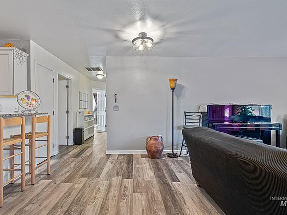 4th image of 2750 N Macondray Ln