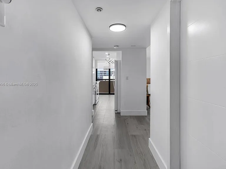 2555 Collins Ave #2200 — Photo 12