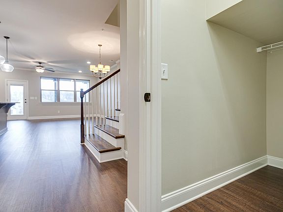 5th image of 2576 Wellesley Square Dr