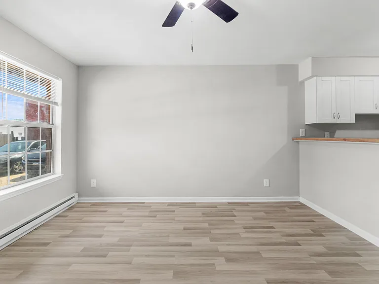 1129 Green St #8 — Photo 8