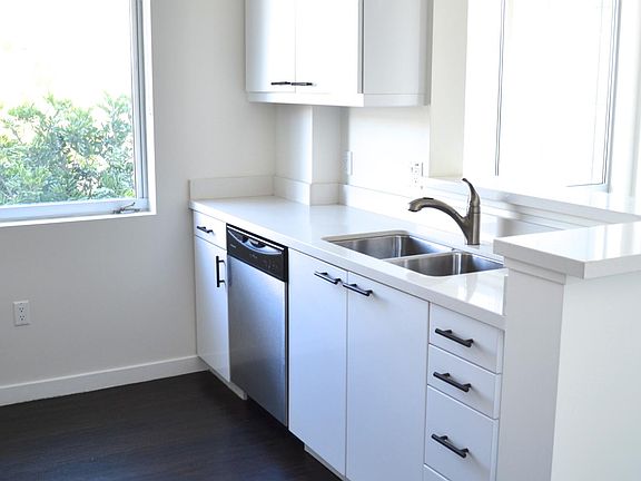 2nd image of 525 Santa Monica Blvd #207