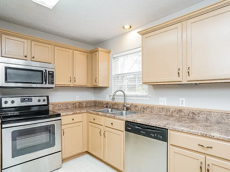 103 Rockton Ct — Photo 8