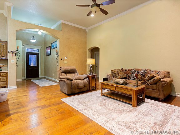 5th image of 803 N 2nd St