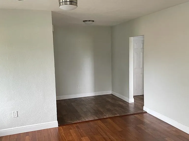 2121 Biarritz Dr — Photo 8
