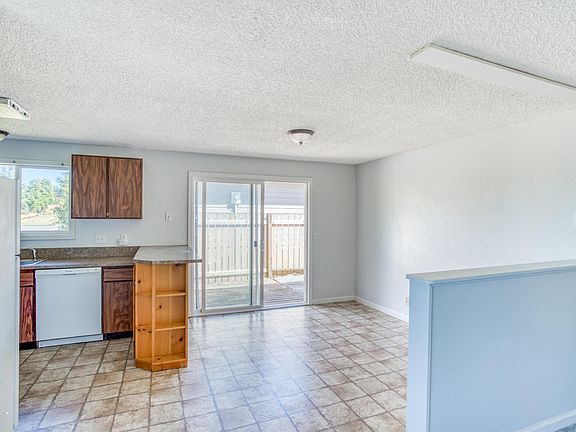 4th image of 860 SE Ball Blvd